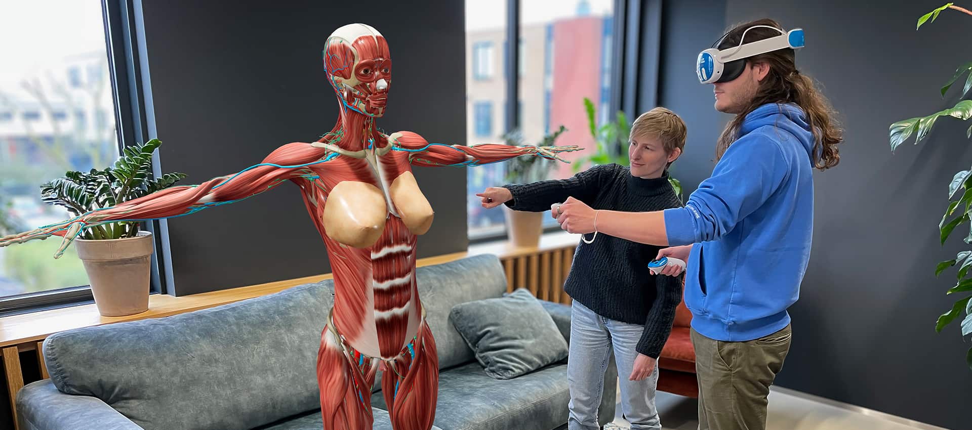 Twee leerlingen aan het werk met de Anatomie VR Training